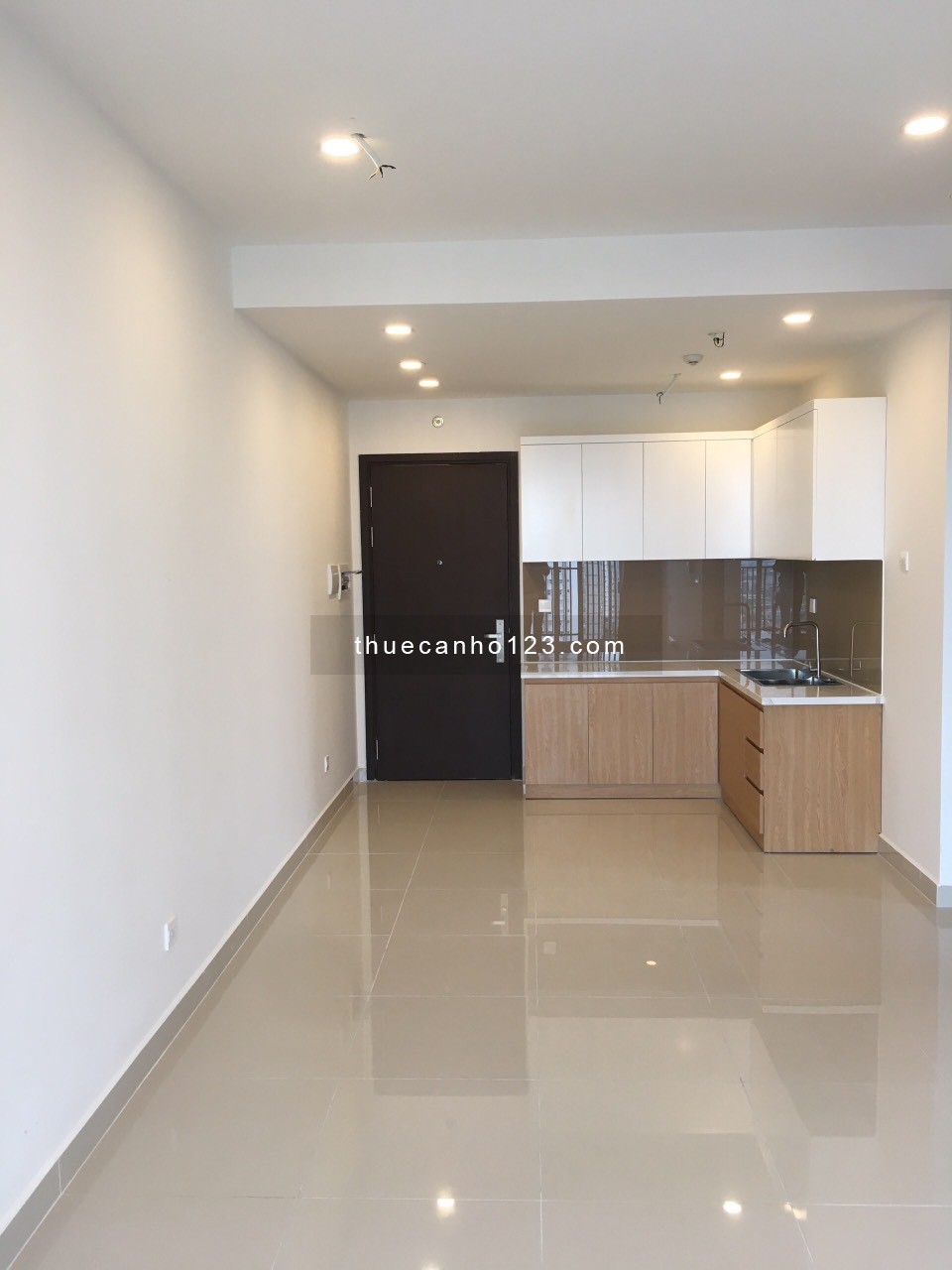 Cho thuê office nội thất cơ bản Sunrrise City View - Ảnh 1