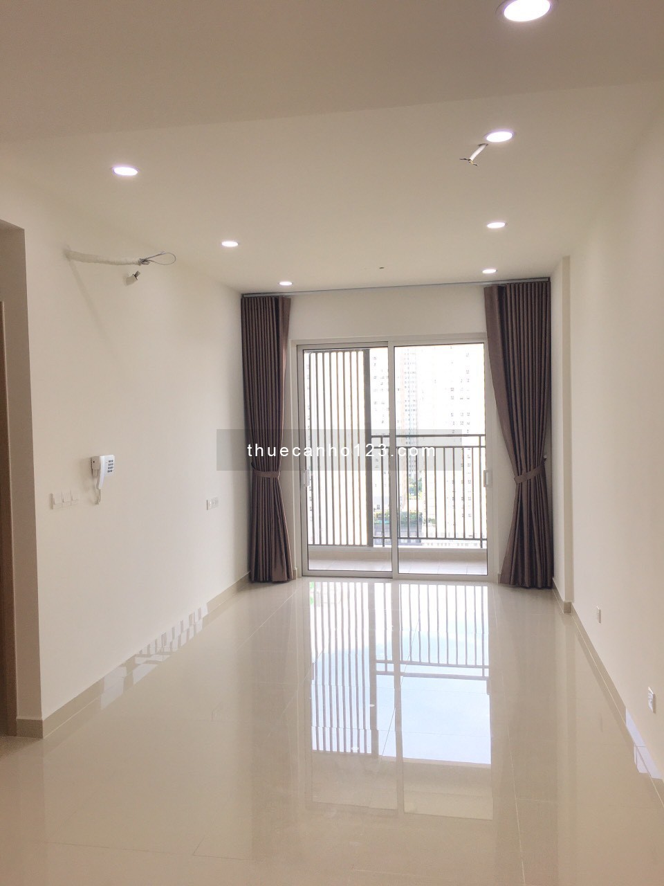 Cho thuê office nội thất cơ bản Sunrrise City View - Ảnh 2