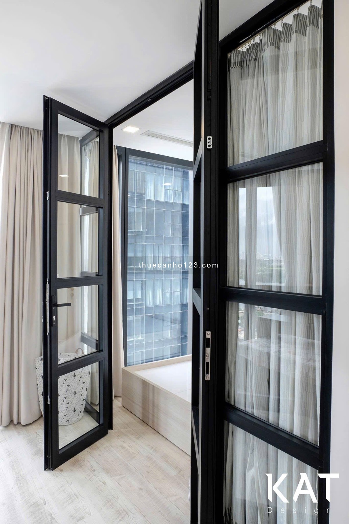Cho thuê 2PN sang trọng – Vinhomes Golden River Ba Son, trung tâm Quận 1 - Ảnh 3