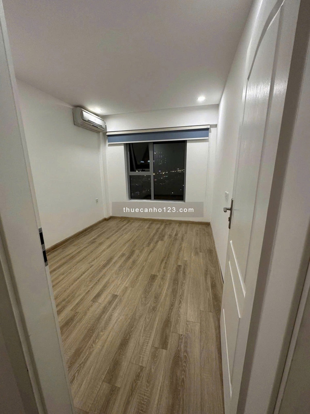 Cho thuê căn hộ chung cư Imperial 360 Giải Phóng, Thanh Xuân 134m2 4PN đồ cơ bản 17tr. - Ảnh 1