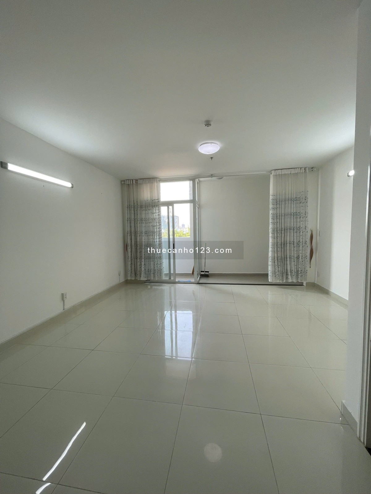 Cho thuê Officetel Florita Quận 7, nội thất cơ bản , giá thuê 8 triệu. LH: 0917 492 608 - Ảnh 1
