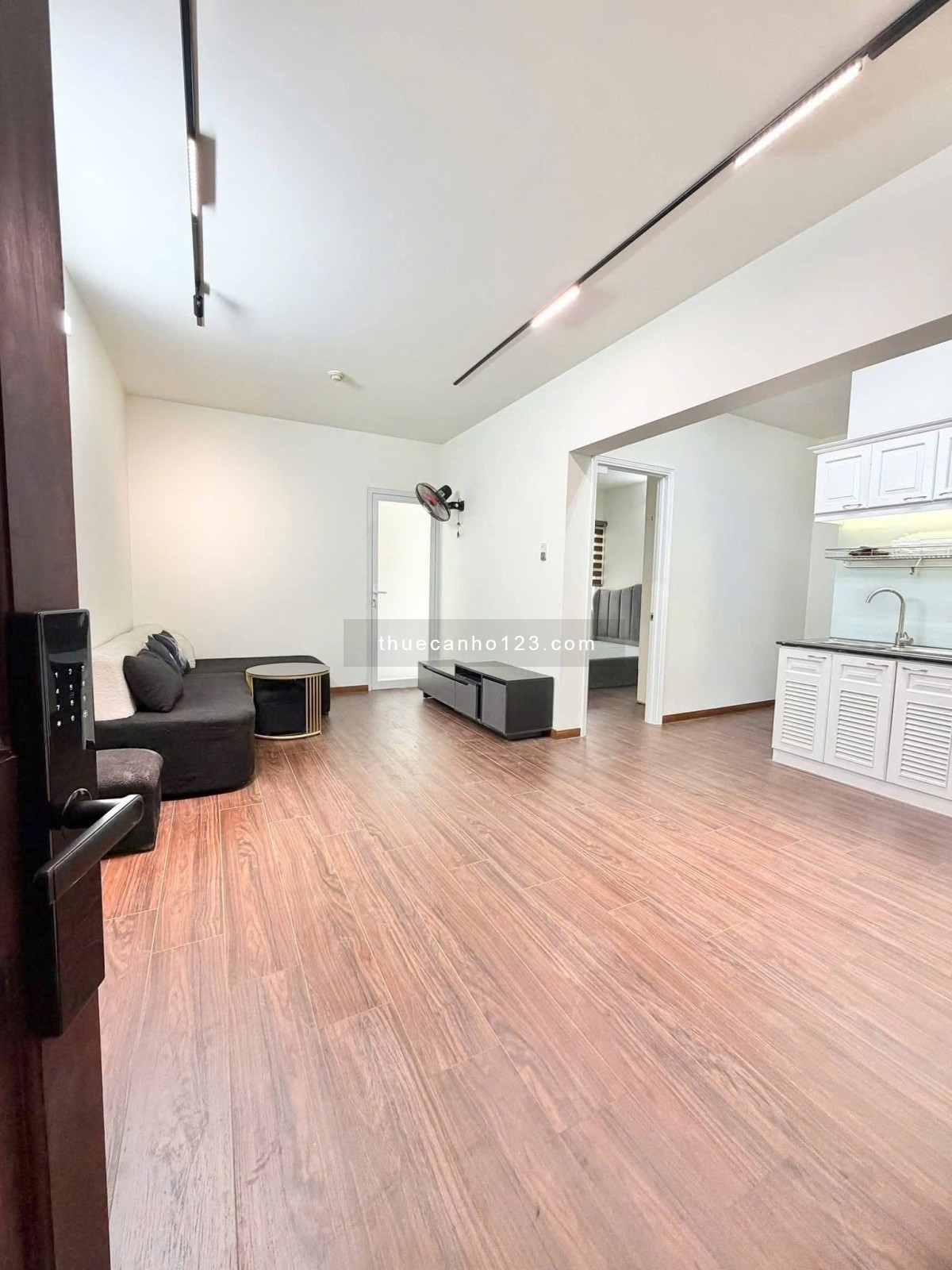 Chung cư Nguyễn Trãi, P9, Quận 1, 70m2, 2PN, 1WC, Nội thất, 11tr5/tháng. - Ảnh 1
