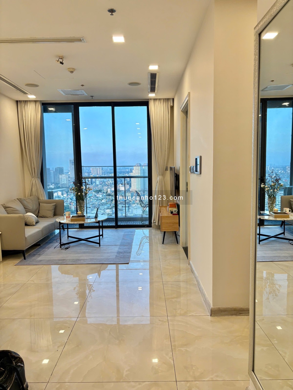 Cho thuê căn hộ 2 pn vinhomes golden river ba son 70 m2 nội thất sang trọng view thoáng giá tốt - Ảnh 1