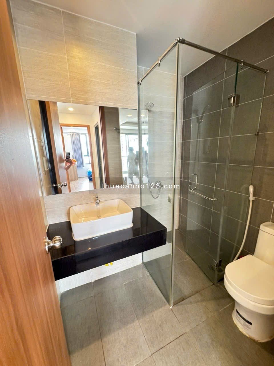 Cho thuê căn hộ 80m2, 2PN, tầng 11 view nội khu mát mẻ tại The Gold View Q4 - Ảnh 3