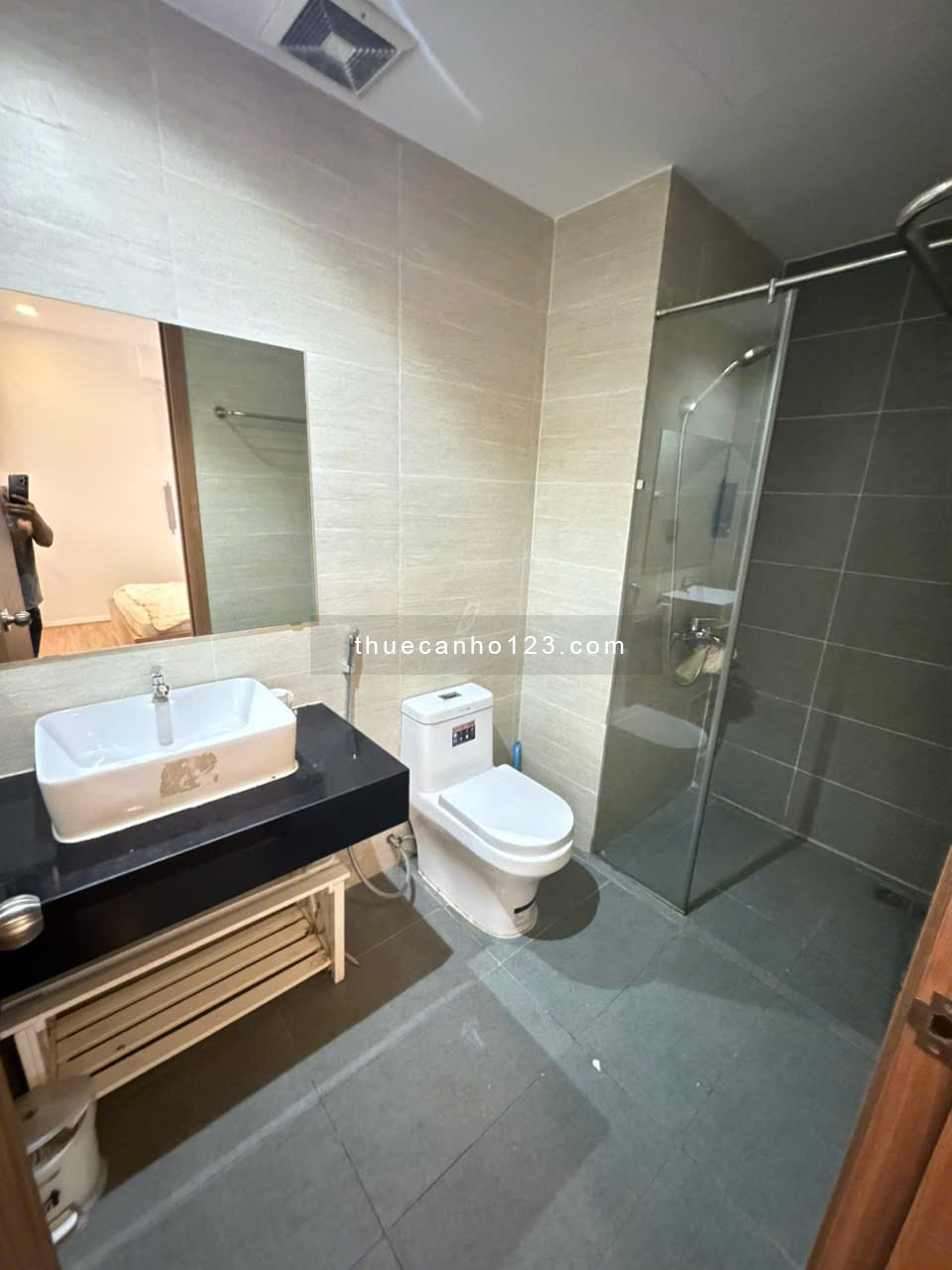 Cho thuê căn hộ 80m2, 2PN, tầng 11 view nội khu mát mẻ tại The Gold View Q4 - Ảnh 4