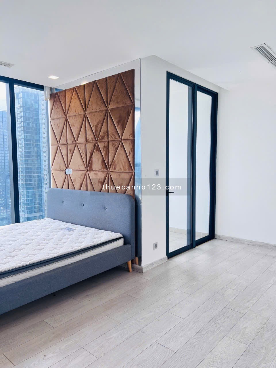 Cho thuê gấp căn 4PN 3WC full nội thất Vinhomes Golden River giâ chỉ 72 triệu - Ảnh 3