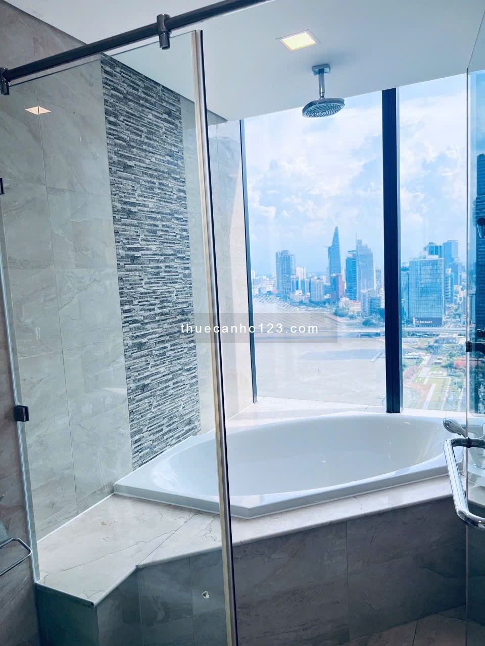 Cho thuê gấp căn 4PN 3WC full nội thất Vinhomes Golden River giâ chỉ 72 triệu - Ảnh 6