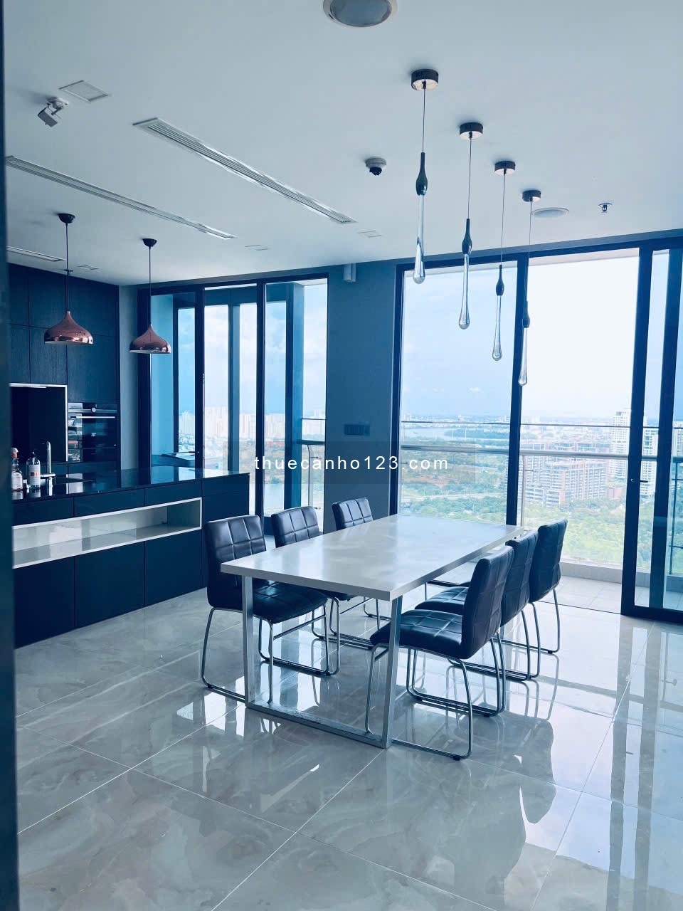 Cho thuê gấp căn 4PN 3WC full nội thất Vinhomes Golden River giâ chỉ 72 triệu - Ảnh 2