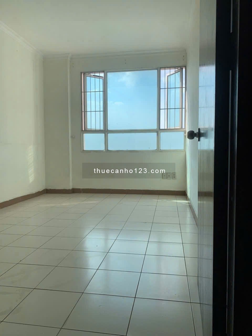 Chung cư Trường Sa, Quận 3: 10,5triệu, 85m2, 2p ngủ, máy lạnh, ban công - Ảnh 2