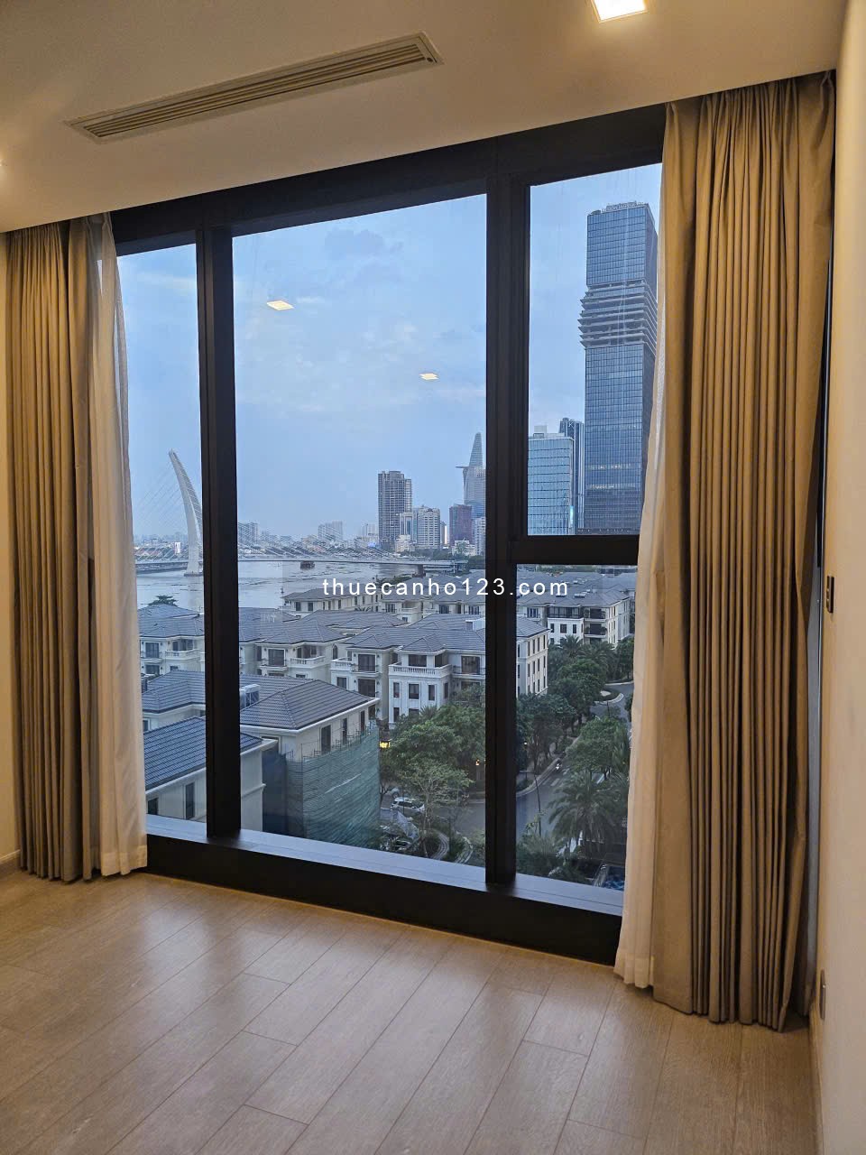 English below | Cho thuê Căn hộ 3PN2WC 121m2 Full NT view vòng cung xịn xò tại Vinhomes Golden River - Ảnh 4