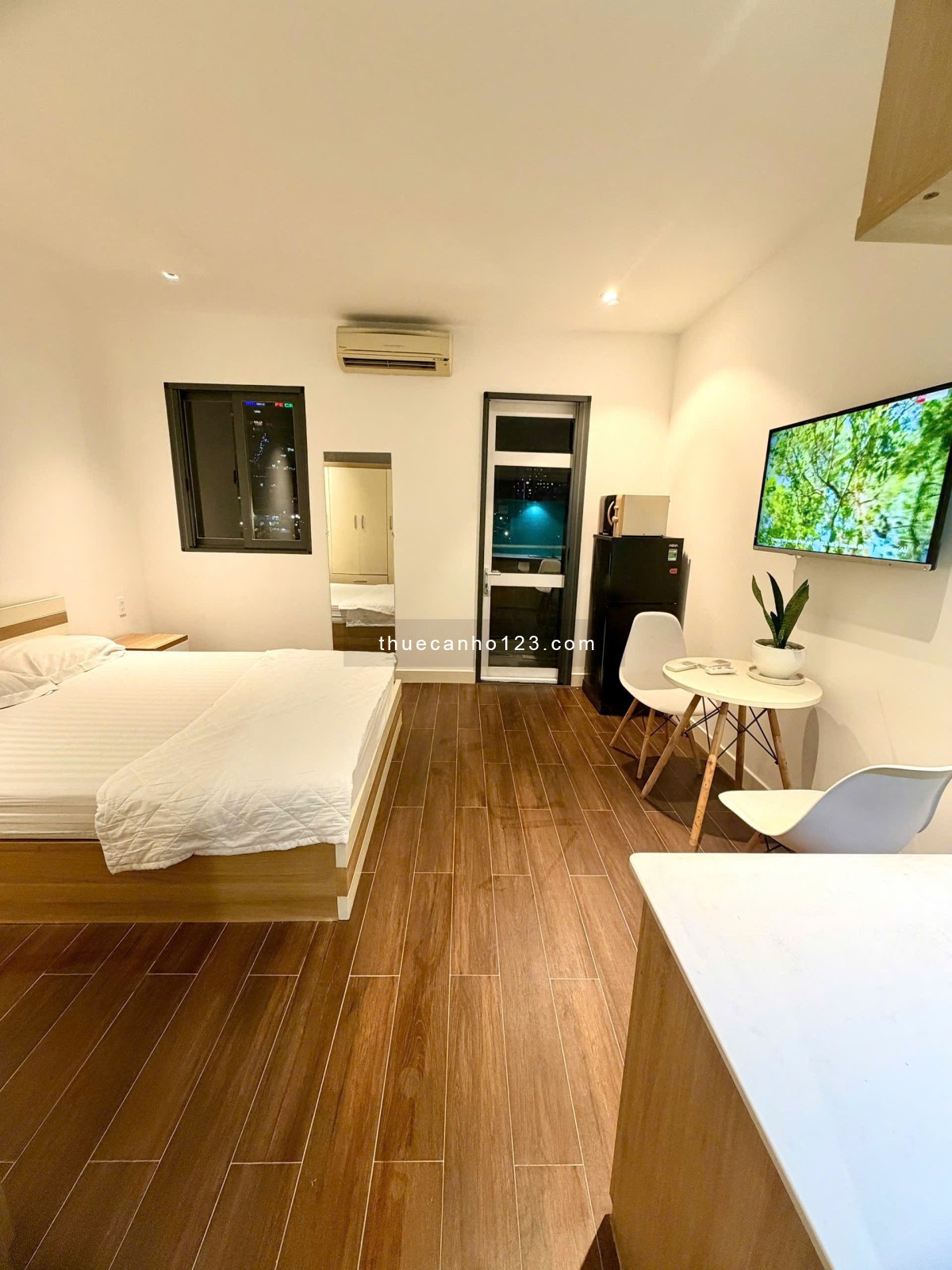 Căn Hộ Ban Công Thang Máy Gần Phố Đi Bộ Nguyễn Huệ - Takashimaya Quận 1 - Ảnh 1