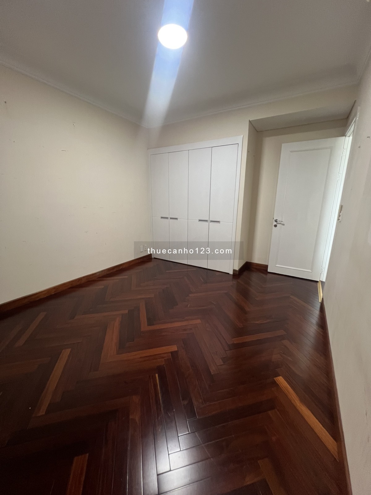 Cho thuê 2 phòng ngủ, lầu cao view đẹp, nhà đẹp hiện đại, có ít nội thất giá chỉ 22 triệu/tháng - Ảnh 2