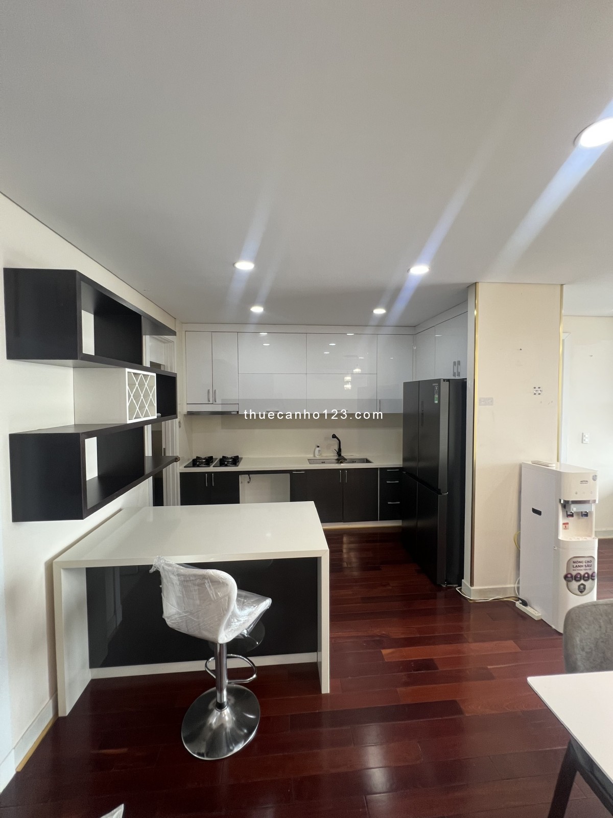 Cho thuê 2 phòng ngủ, lầu cao view đẹp, nhà đẹp hiện đại, có ít nội thất giá chỉ 22 triệu/tháng - Ảnh 4