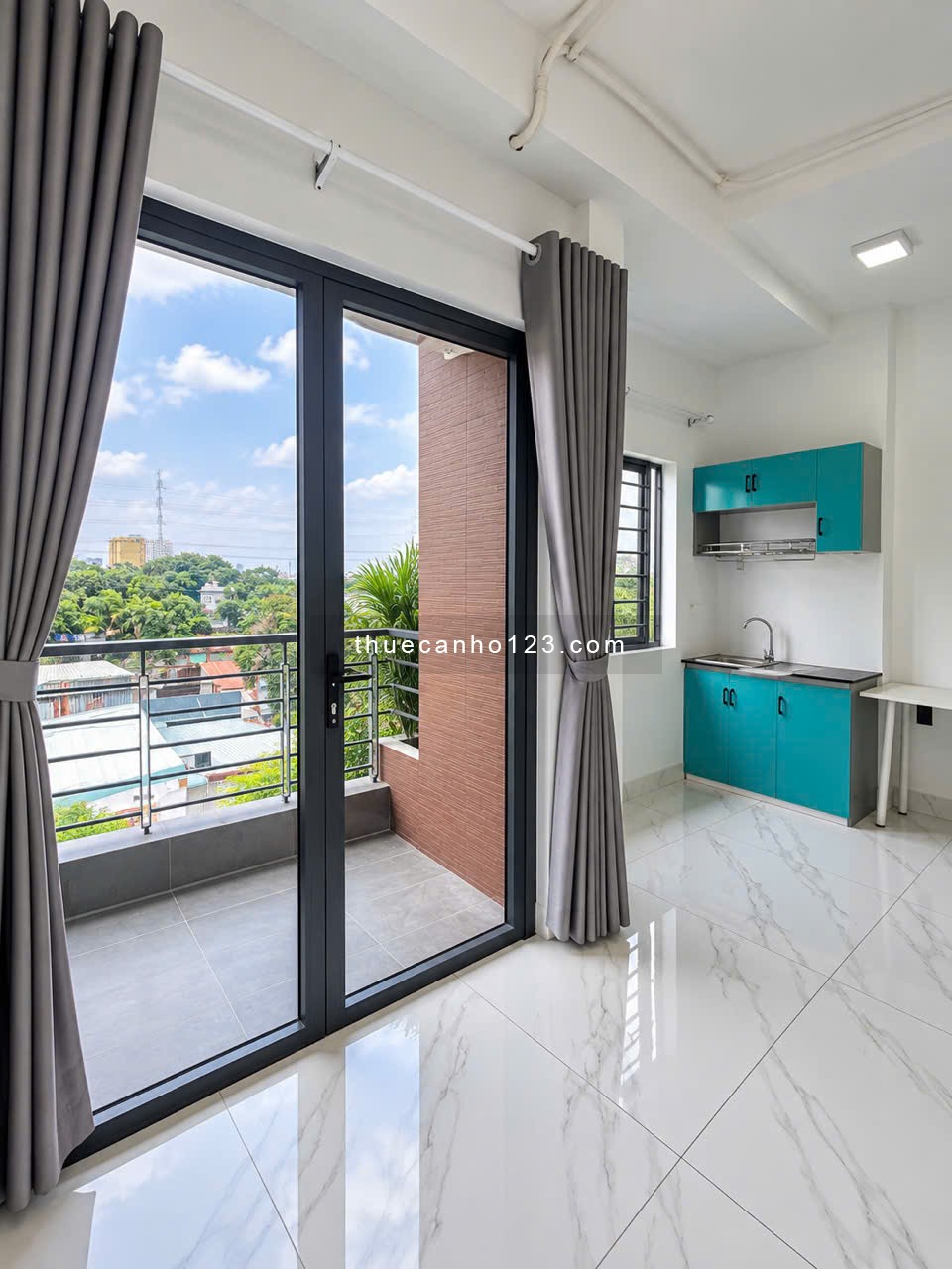 Cho thuê căn hộ 3PN 70m2 gần ĐH HUTECH, có ban công, đủ tiện nghi giá 12,8 triệu - Ảnh 1