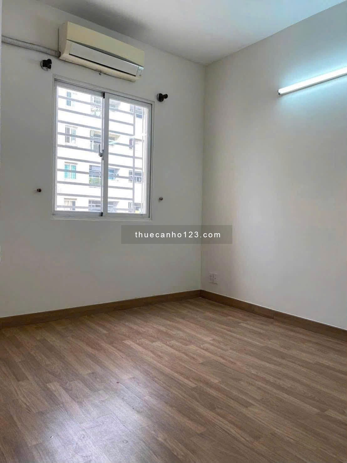 Căn Hộ Oriental Plaza- 116m2, 3PN, Nội thất cơ bản, giá 13.5 tr/th - Ảnh 3