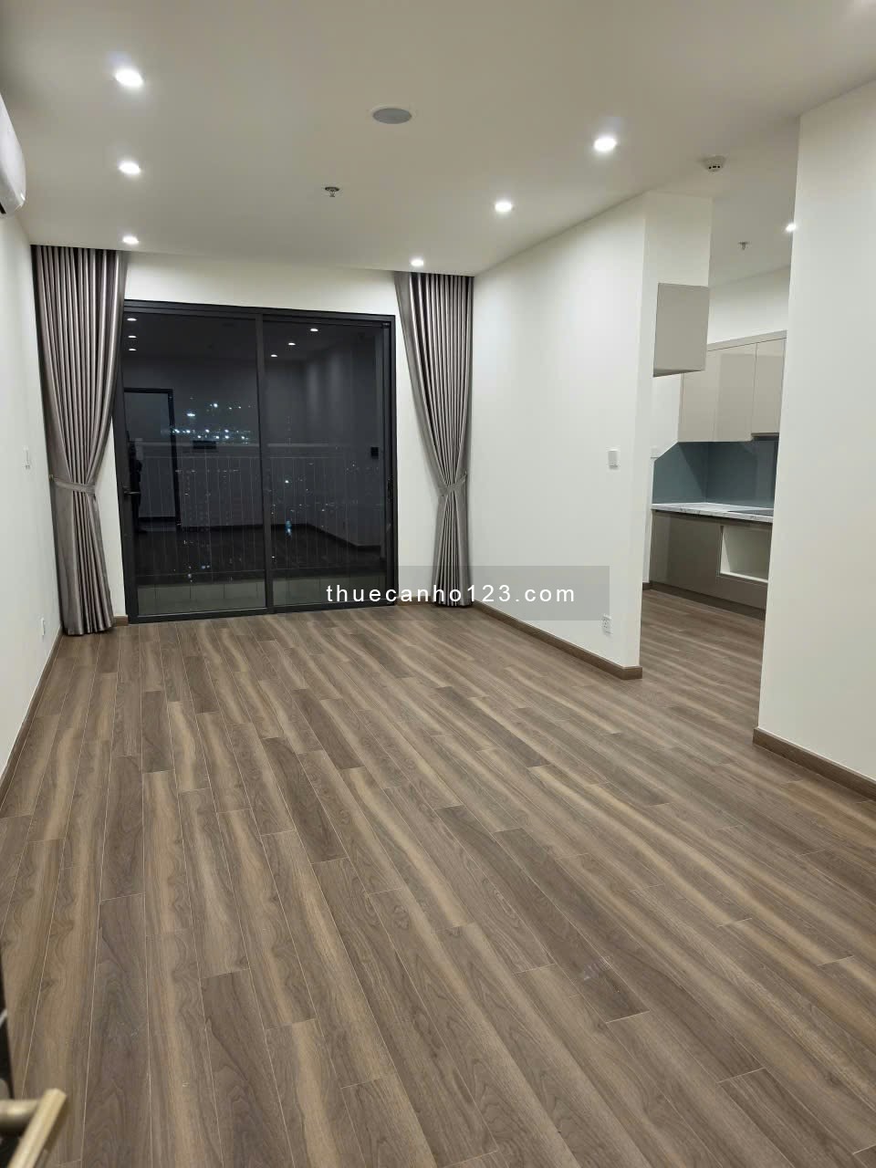 Cho thuê căn hộ góc 2PN DT 75m2 phân khu Beverly Vinhomes Ocean Park chỉ 8 triệu - Ảnh 1