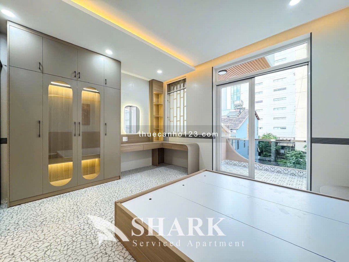 Cho thuê căn hộ dịch vụ 1 phòng ngủ ban công thoáng rộng 60m2 thang máy ngay Ngã Tư Hàng Xanh - Ảnh 1
