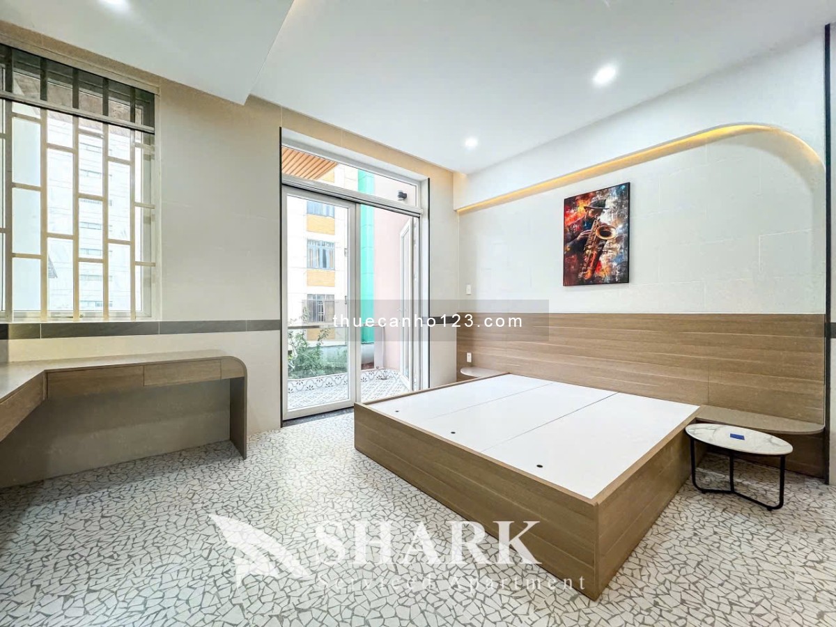 Cho thuê căn hộ dịch vụ 1 phòng ngủ ban công thoáng rộng 60m2 thang máy ngay Ngã Tư Hàng Xanh - Ảnh 2