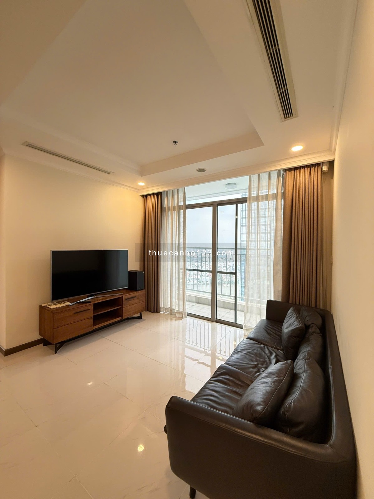 Cho thuê căn hộ 4PN, 150m², đủ nội thất tại chung cư Vinhomes Central Park chỉ 60 triệu - Ảnh 2