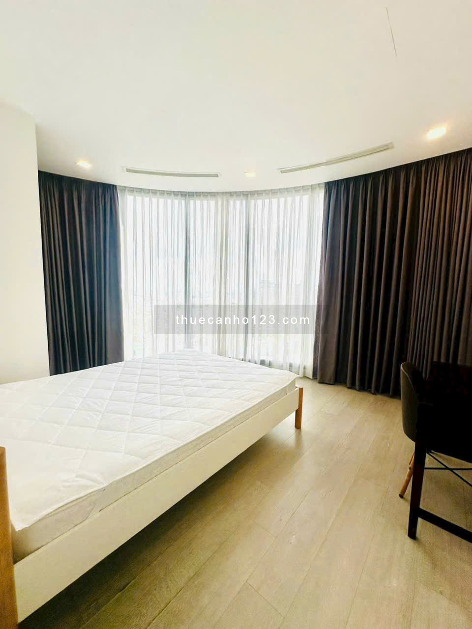 *Giá tốt* Cho thuê | Vinhomes Golden River Q.1 - 2PN - View trực diện Landmark 81 - Chỉ 32tr/th. - Ảnh 2